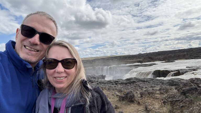 Kurt und Kati vor einem Wasserfall in Island/ Kurt & Kati in Iceland