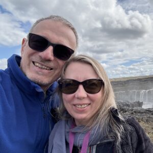Kurt und Kati vor einem Wasserfall in Island Selfi