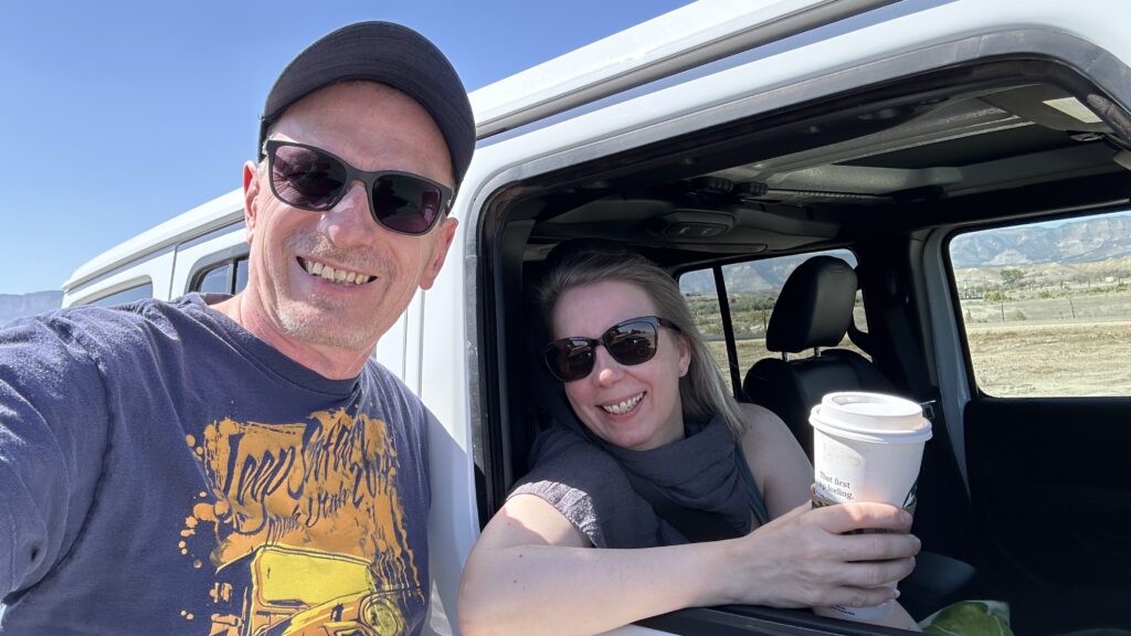 Kurt und Kati mit Kaffeebecher im Auto - Kurt and Kati with a coffee to go sitting in the car
