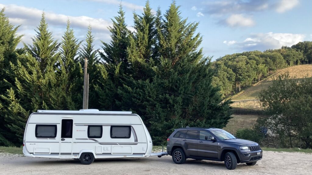 Wohnwagen-Zugfahrzeug-Gespann
tow vehicle and travel trailer combination
