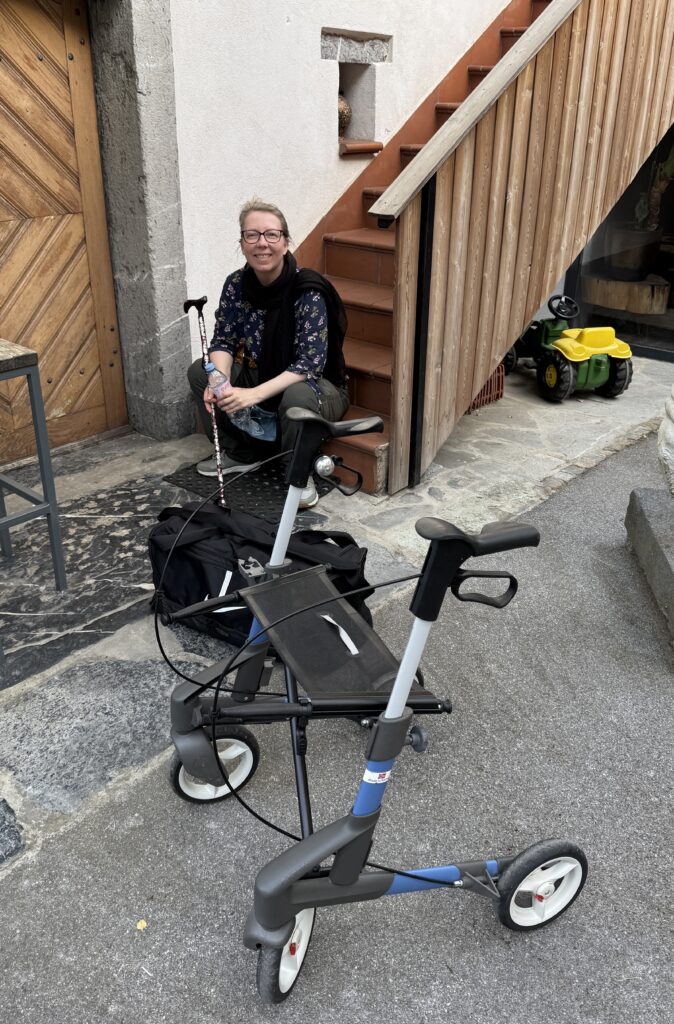 Kati auf einer Treppe vor einem Hotel in Slowenien. Rollator ist dabei - Kati on a stair with her walker at a hotel in slowenia